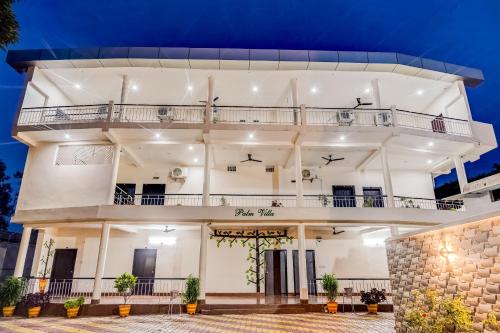 un gran edificio blanco con balcón en Super Capital O Gulmohar Marriage Garden, en Dhanbād