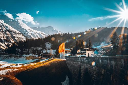 einen Blick auf einen Berg mit der Sonne im Himmel in der Unterkunft Hotel Cresta in Sedrun