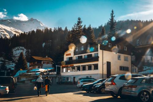 Nespecifikovaný výhled na hory nebo výhled na hory při pohledu z hotelu