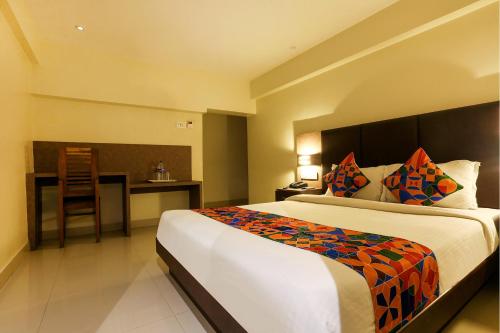 Habitación de hotel con cama grande y escritorio. en FabHotel West Inn en Bombay