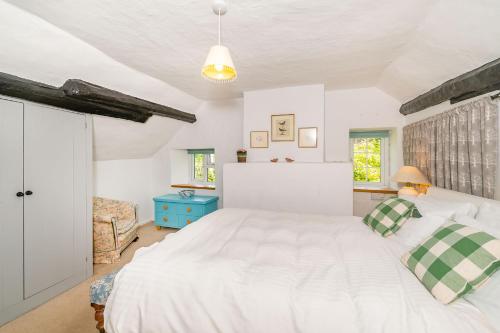 4 Bishops Cottages في مينهيد: غرفة نوم مع سرير أبيض كبير في غرفة