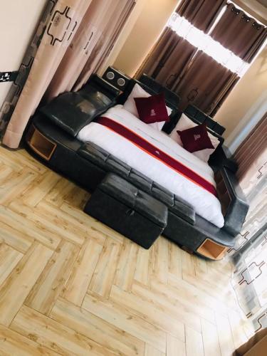 Una cama o camas en una habitación de Wilsen Hotel Nansana