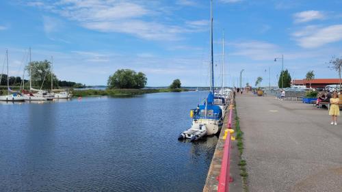 une rangée de bateaux garés à côté d'une masse d'eau dans l'établissement Vänerport Lakefront Hotell, à Mariestad