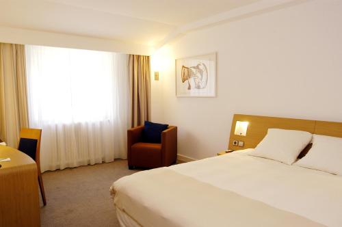  Novotel Andorra -  Room  picture :   Minibar    Shower    Bath                           