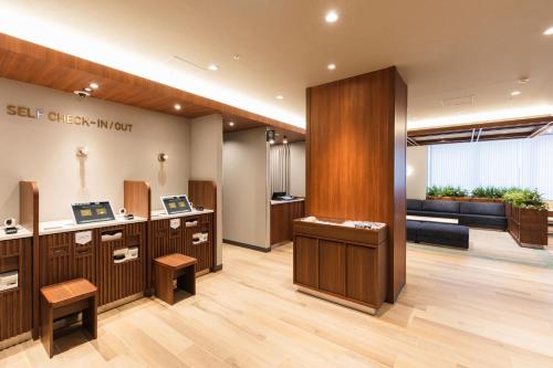 un salon avec salle d'attente et salle d'attente dans l'établissement Sotetsu Fresa Inn Yodoyabashi, à Osaka