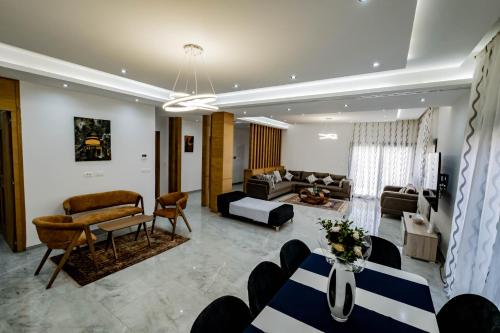 een woonkamer met een bank en een tafel bij Villetta di lusso in Tunisia in Tunis