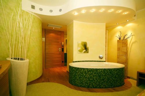 a bathroom with a large tub in the middle at Atrium Hotel Mainz in Mainz