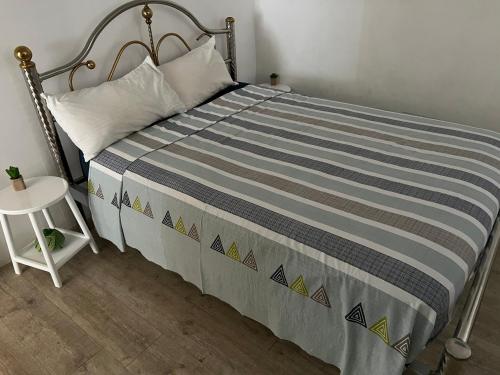 sypialnia z łóżkiem z niebiesko-białym kocem w obiekcie Cosy Seaview w mieście Pointe aux Sable