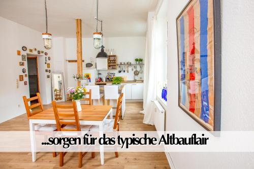 エアフルトにあるHelles Altbau-Loft mit Kingsize Bett, Smart-TV, etcのキッチン、ダイニングルーム(テーブル、椅子付)