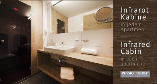 obraz łazienki z umywalką w obiekcie Mountain Life w mieście Kappl