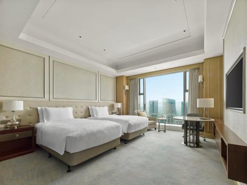 Postel nebo postele na pokoji v ubytování The Langham, Hefei