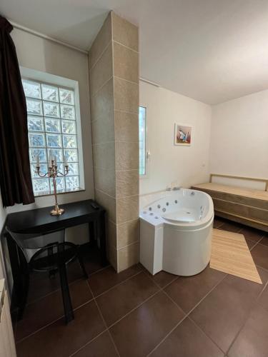 Villa Liliana في تشرفيا: حمام كبير مع حوض استحمام وسرير