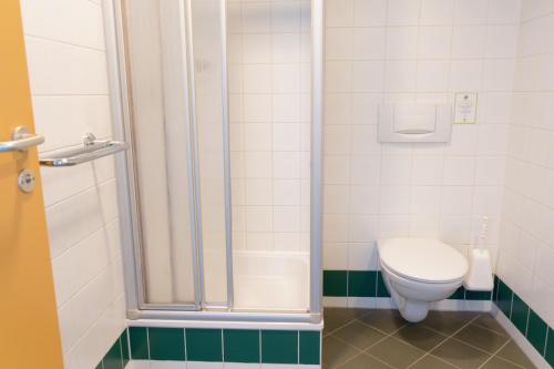a bathroom with a toilet and a shower at Jugendgästehaus Brigittenau &Brigittenau Youth Palace in Vienna