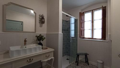 y baño con lavabo, espejo y ducha. en Casa Dolfín - "Tu hogar en la costa del paraíso", en Naves