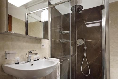 uma casa de banho com um lavatório e um chuveiro em Navona 80 Loft em Roma