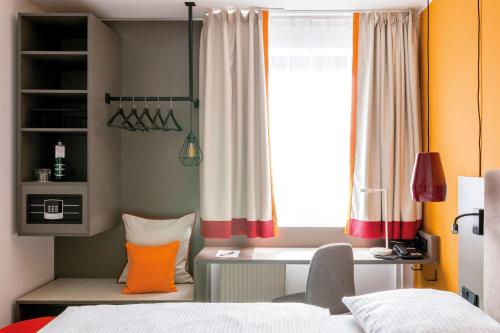 Postel nebo postele na pokoji v ubytování Vienna House Easy by Wyndham Cracow