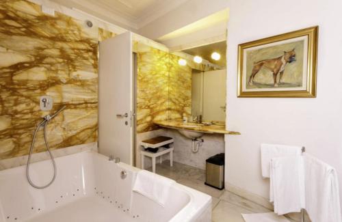 a bathroom with a tub and a sink at Albergo Ristorante Madonnina in Cantello