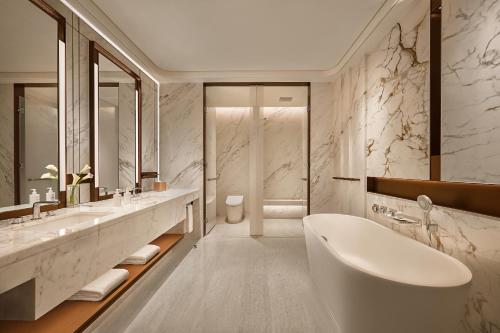 y baño con bañera y lavamanos. en Studio City - Epic Tower, en Macau