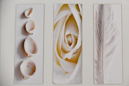two white switches with a flower on them at Elli's view studio in Episkopíon