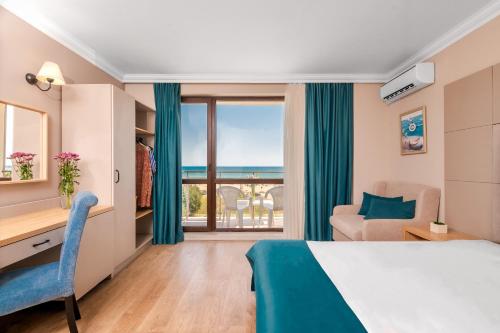 een hotelkamer met een bed en uitzicht op de oceaan bij Veramar Hotel - All Inclusive & Free Beach in Kranevo