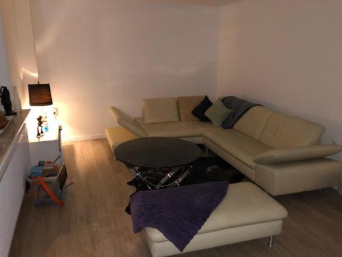 ein Wohnzimmer mit einem Sofa und einem Tisch in der Unterkunft Haus Kreienmoor in Schwanewede