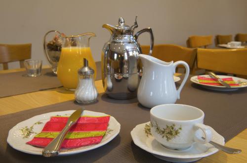 una mesa con un plato de pastel y una taza de café en Gasthof zum Kreuz, en Neuenburg am Rhein