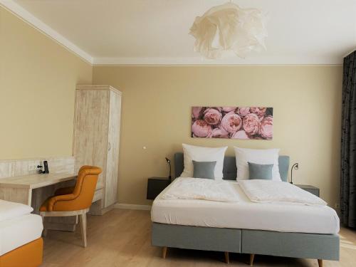 a bedroom with a bed and a desk with a chair at MOMENTS Ferienwohnungen - Goschwitzstraße 27 A in Bautzen