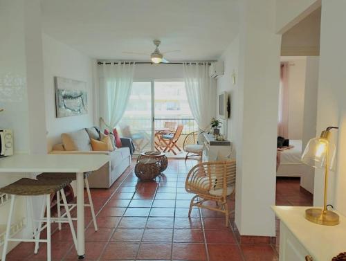 Central 2 bedroom with sea views, Acapulco Playa, Nerja
