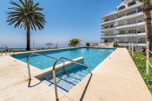 Bazén v ubytovaní Central 2 bedroom with sea views, Acapulco Playa, Nerja alebo v jeho blízkosti
