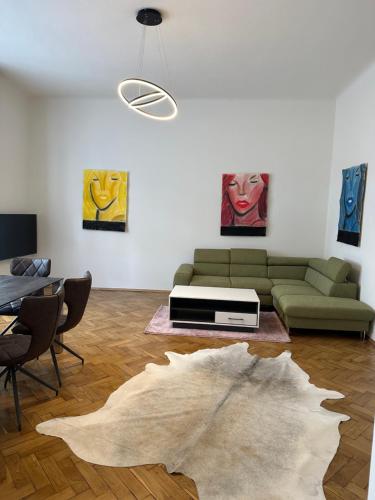 een woonkamer met een bank en een tafel bij ARTLIVING Apartment-Top 3 Self check-in in Graz