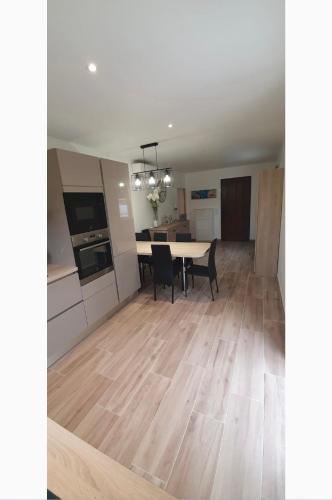 une cuisine et une salle à manger avec une table et des chaises dans l'établissement Appartement 2 pièces en rez de jardin de 60m2, à Peymeinade