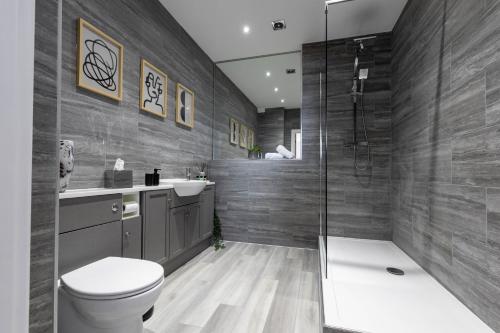 A bathroom at Luxury 1BR Seafront Apartment