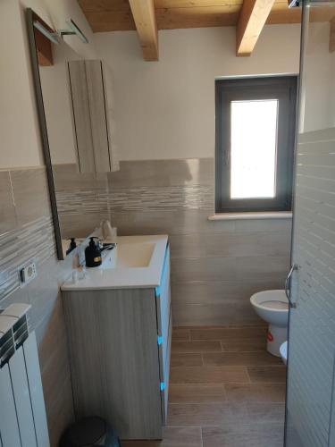 y baño con lavabo y aseo. en La Dimora nella natura en Lecce neʼ Marsi