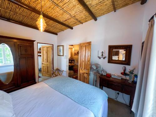 Un dormitorio con una cama y una cómoda. en Prince Albert Cottage, en Prince Albert