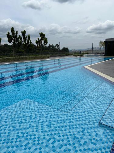 a large swimming pool with blue water at Homestay Cikgu Wanzarif@Bangi in Kampong Tangkas