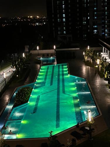 an overhead view of a pool at night at Homestay Cikgu Wanzarif@Bangi in Kampong Tangkas