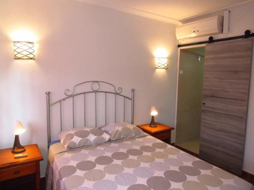 ベナルマデナにあるBenalromaのベッドルーム1室(ランプ2つ、クローゼット付)
