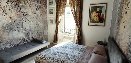ローマにあるValentina Vatican Apartmentのベッドルーム(ベッド1台、窓付)