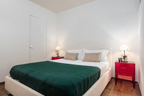 una camera da letto con un grande letto con una coperta verde di Classbnb - Two apartments 500m from the skilifts a Breuil-Cervinia
