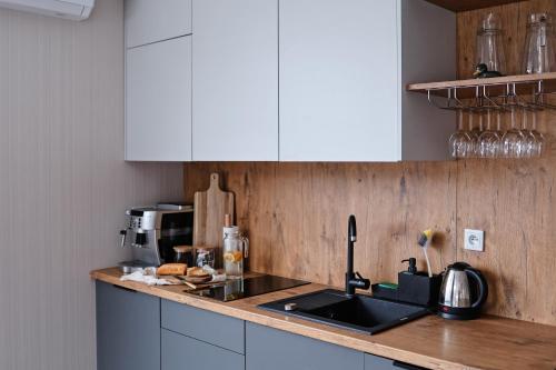 Virtuvė arba virtuvėlė apgyvendinimo įstaigoje Keller Apart K12 - Taras z widokiem na wyłączność i klimatyzacją GRATIS
