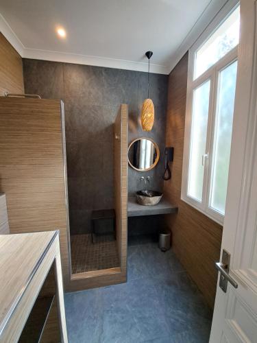 uma cozinha com um lavatório no canto de um quarto em Residence Veles Plage em Cannes