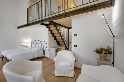 sypialnia z białymi meblami i schodami w obiekcie Rosa dei Venti - Lake view Apartments & Suites w mieście Bellano
