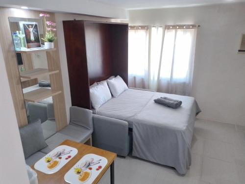 een kleine kamer met een bed en een tafel bij Cebu City Persimmon Condo Centrally Located in Cebu City