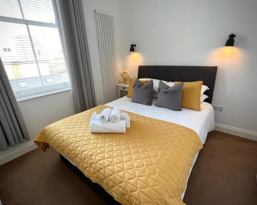 - une chambre avec un lit et 2 serviettes dans l'établissement Bouverie Bolthole, à Folkestone