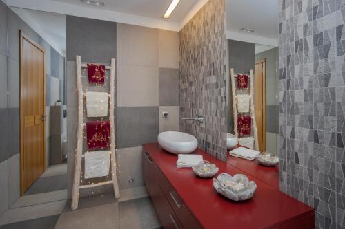 een badkamer met een rode wastafel bij Artemis Luxury Penthouse by Estia in Heraklion