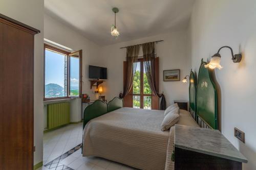 Un dormitorio con una cama grande y una ventana en San Leo Albergo Diffuso en San Leo