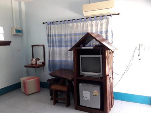 TV a/nebo společenská místnost v ubytování ฮอมฮักรีสอร์ท