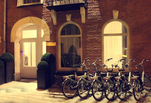 eine Gruppe von Fahrrädern, die vor einem Gebäude geparkt sind in der Unterkunft Sara's Boutique Hotel in Amsterdam