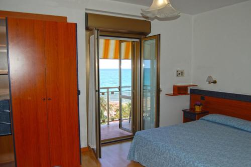 アルバ・アドリアティカにあるHotel Tassoniのベッドルーム1室(ベッド1台付)が備わります。