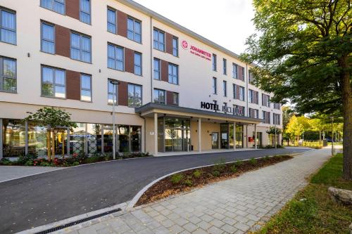 uma rua vazia em frente a um hotel em Hotel INCLUDiO em Regensburg